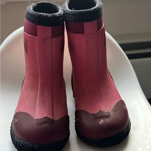 Kids insulated Rain Boots! Scandinavian, treads in great condition. EU size 22